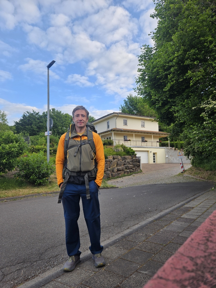 Angel Perez Valence mit Rucksack beim Start in Zweibrücken