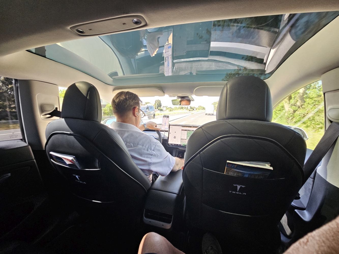Blick aus dem Tesla Model X Uber nach Sérignan