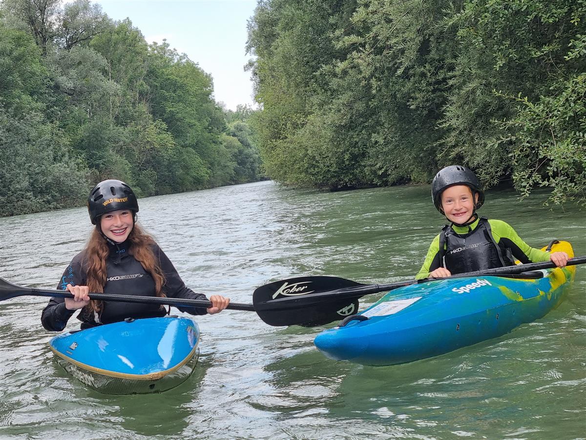 Alva und Smilla in Kayaks auf der Enns bei Schladming 2021