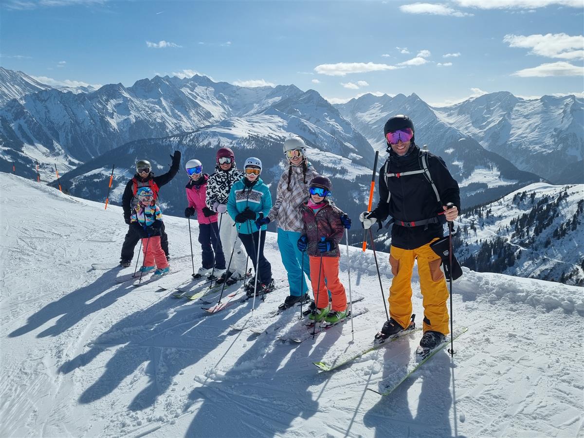 Familie und Freunde beim Skifahren in den Bergen