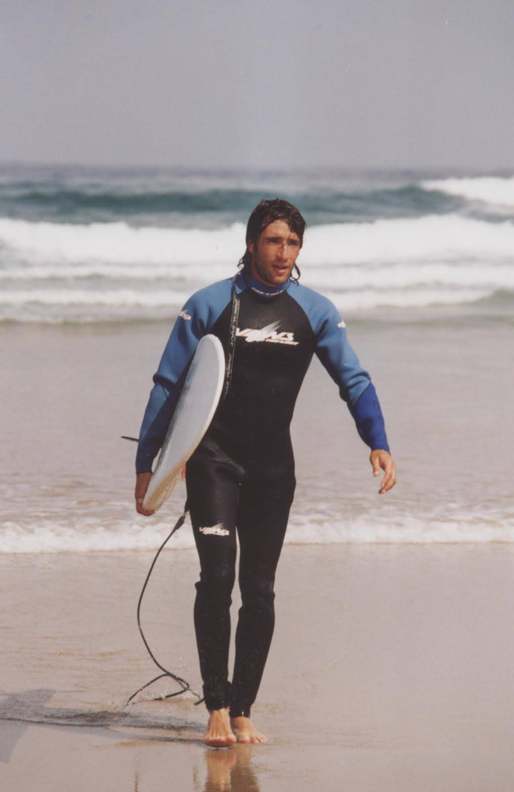 Angel Perez Valence mit Surfbrett am Meer in Kantabrien