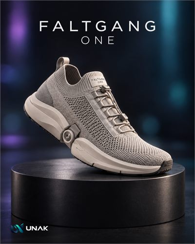 Instagram-Post: grauer Strick-Sneaker mit Klappgelenk auf einem Podest, Schriftzug FALTGANG ONE